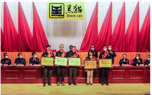 黑貓集團(tuán)黨委委員盛旺喜宣讀《關(guān)于表彰疫情防控期間突出貢獻(xiàn)先進(jìn)個(gè)人的決定》和《關(guān)于表彰二〇二二年度“星級(jí)班組”的決定》。黑貓集團(tuán)黨委委員、工會(huì)主席胡森立宣讀《關(guān)于表彰二〇二二年度優(yōu)秀企業(yè)、先進(jìn)單位、先進(jìn)集體、標(biāo)兵班組、先進(jìn)生產(chǎn)(工作)者的決定》和黑貓集團(tuán)首屆職工運(yùn)動(dòng)會(huì)獲獎(jiǎng)名單。 黑貓集團(tuán)黨委委員盛旺喜宣讀《關(guān)于表彰疫情防控期間突出貢獻(xiàn)先進(jìn)個(gè)人的決定》和《關(guān)于表彰二〇二二年度“星級(jí)班組”的決定》。黑貓集團(tuán)黨委委員、工會(huì)主席胡森立宣讀《關(guān)于表彰二〇二二年度優(yōu)秀企業(yè)、先進(jìn)單位、先進(jìn)集體、標(biāo)兵班組、先進(jìn)生產(chǎn)(工作)者的決定》和黑貓集團(tuán)首屆職工運(yùn)動(dòng)會(huì)獲獎(jiǎng)名單。