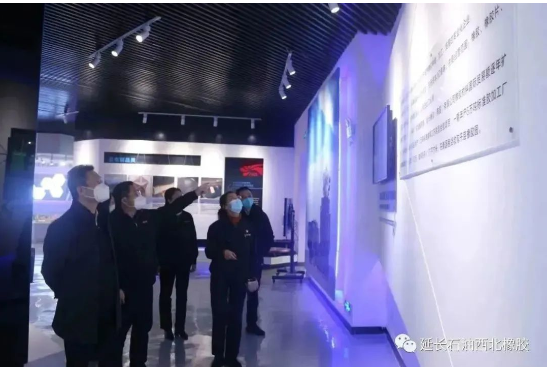 　崔副主任十分關心西北橡膠公司的生產經營狀況，慰問結束，前往油箱附件生產現場，了解了產品的性能以及銷售情況，并參觀了企業展廳，聽取了企業近期生產經營以及重點工作推進情況匯報。