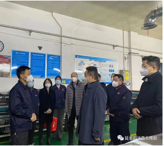 1月12日下午，陜西省國資委副主任崔詩越在延長石油集團黨委副書記陳琦的陪同下，走訪慰問了西橡公司生活困難黨員，為他們送去了慰問金和新春祝福及問候，傳遞了黨組織的關懷和溫暖。西橡公司黨委副書記、總經理張航偉及副總經理賀莉莉、寧博陪同。