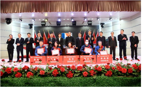 接下來大會相繼審議通過了《龍星化工2023年經(jīng)濟責(zé)任制考核指標(biāo)》、《2023年度培訓(xùn)計劃》、《龍星化工創(chuàng)新創(chuàng)效項目管理辦法》,并舉行了2023年公司方針目標(biāo)發(fā)布及簽約儀式、先進代表發(fā)言,并對2022年度表現(xiàn)突出的先進集體和先進個人進行表彰。 接下來大會相繼審議通過了《龍星化工2023年經(jīng)濟責(zé)任制考核指標(biāo)》、《2023年度培訓(xùn)計劃》、《龍星化工創(chuàng)新創(chuàng)效項目管理辦法》,并舉行了2023年公司方針目標(biāo)發(fā)布及簽約儀式、先進代表發(fā)言,并對2022年度表現(xiàn)突出的先進集體和先進個人進行表彰。