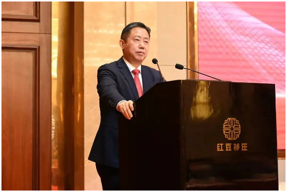 　紅豆集團董事局主席周海江作重要講話。他表示，過去的一年通用股份在逆境下不斷進化升級，穩健發展。面對新的一年要充滿信心，積極把握中國經濟快速恢復的新機遇，贏得主動，為實現百億通用、千億紅豆添磚加瓦!