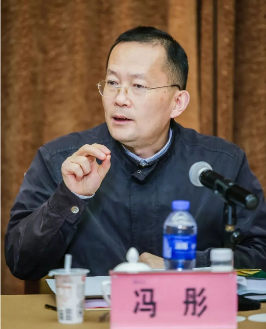 馮彤在總結(jié)講話中對(duì)為廣墾橡膠事業(yè)發(fā)展做出貢獻(xiàn)的老一輩領(lǐng)導(dǎo)及同事們表示衷心感謝,沒有當(dāng)年的不懈奮斗,也就沒有今天的良好發(fā)展局面。 馮彤在總結(jié)講話中對(duì)為廣墾橡膠事業(yè)發(fā)展做出貢獻(xiàn)的老一輩領(lǐng)導(dǎo)及同事們表示衷心感謝,沒有當(dāng)年的不懈奮斗,也就沒有今天的良好發(fā)展局面。