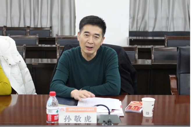 陜西省商務廳副廳長孫敬虎一行到延長橡膠公司調研座談，公司總經理張航偉、營銷總監王國強及相關部門負責人參加了會談。