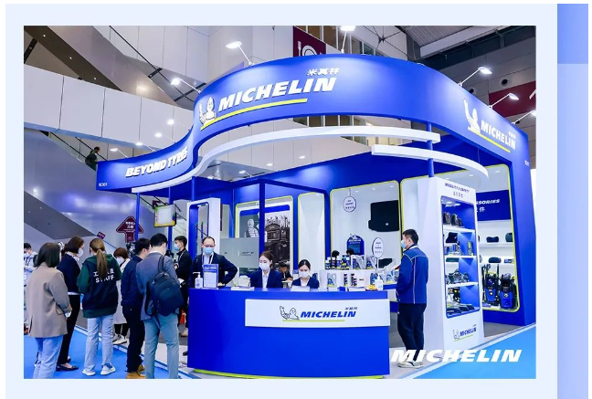 2022年底首發的米其林手機支架和車載吸塵器也以其獨具匠心的設計和出色的性能表現引起了市場關注。此外，米其林還展示了雨刮、車膜、緊急救援、洗車機、除味劑、生活時尚等超過10個品類的豐富產品。