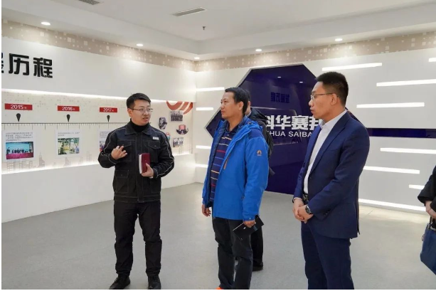 隨后講解人員帶領深交所、市金融監(jiān)管局一行領導參觀了華凌電纜展廳。 隨后講解人員帶領深交所、市金融監(jiān)管局一行領導參觀了華凌電纜展廳。