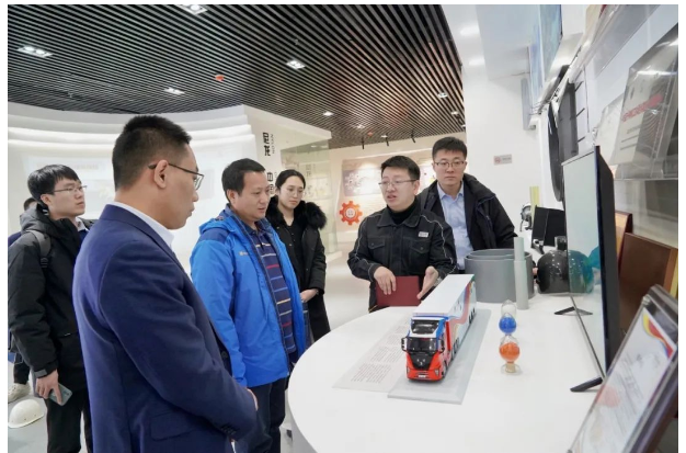 在科華賽邦新材料展廳,一行領導詳細了解了科華賽邦與白俄羅斯國家科學院合作研發(fā)的落地產(chǎn)品“耐低溫尼龍材料、碳纖維、高性能改性尼龍材料、聚酯類材料、3D增材材料”等多類復合材料 在科華賽邦新材料展廳,一行領導詳細了解了科華賽邦與白俄羅斯國家科學院合作研發(fā)的落地產(chǎn)品“耐低溫尼龍材料、碳纖維、高性能改性尼龍材料、聚酯類材料、3D增材材料”等多類復合材料