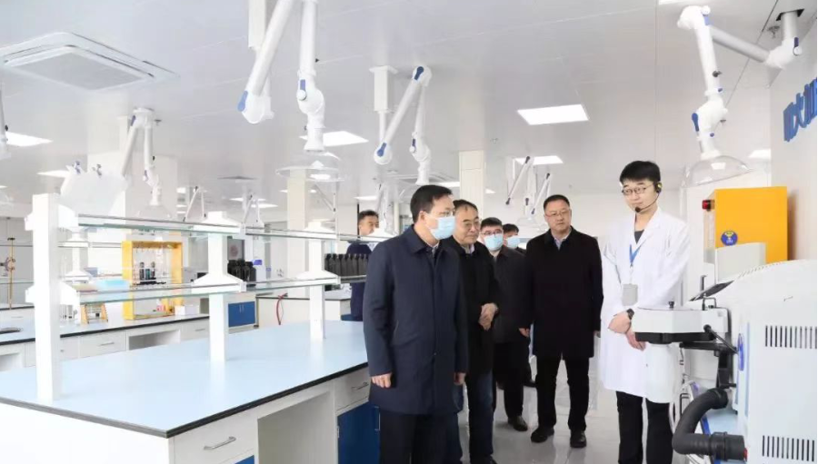 近日，烏海市委書記唐毅率領相關部門負責人赴青島和景德鎮考察黑貓集團，探討在碳基新材料、鋰電池負極材料和超導電炭黑等領域的投資合作，推動項目盡早落地建設。