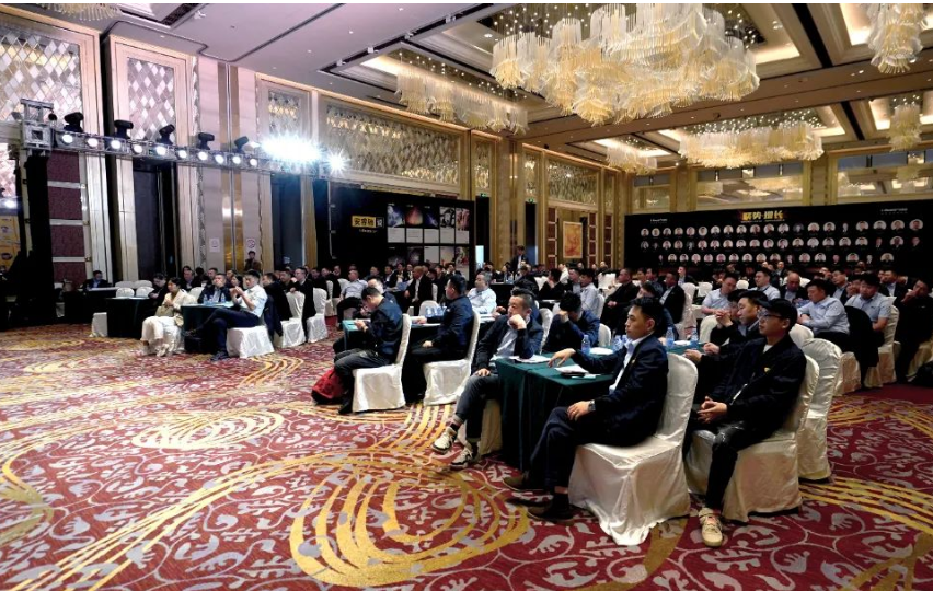 在23日下午的全國運(yùn)營商大會(huì)上，與會(huì)者們共同探討了如何把握行業(yè)趨勢，深化市場競爭，以及如何更好地服務(wù)于門店。陳平、李勇和唐婉星分別就行業(yè)趨勢、銷售痛點(diǎn)和財(cái)務(wù)管理等方面發(fā)表了精彩的演講。在此環(huán)節(jié)中，運(yùn)營商代表們分享了自己的經(jīng)驗(yàn)和感悟，提出了自己的見解和建議，為行業(yè)的發(fā)展獻(xiàn)計(jì)獻(xiàn)策。
