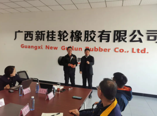 新桂輪公司的全體員工上下一心，抓住市場回暖行業向好的機遇，開展了“降本增效”為主題的十項改革活動，并取得了顯著成果。公司目前產銷兩旺，二月份的銷售業績更是創下歷史新高。針對這一突出表現，公司于2月25日召開提案改善表彰大會，對入選的十一項合理化建議提案進行評選，并頒發一二三等獎。會上，董事長王定杰等公司領導為獲得者團隊頒發了獎金。