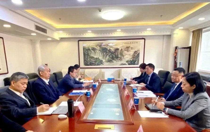 中國石油和化學工業(yè)聯(lián)合會(CPCIF)黨委書記李云鵬近日會見了卡博特公司執(zhí)行副總裁、高性能材料業(yè)務(wù)總裁、亞太區(qū)總裁朱戟一行，雙方就進一步深化合作、共同推進高質(zhì)量發(fā)展等方面進行了充分交流。此次會談在促進中國化工行業(yè)健康持續(xù)、綠色發(fā)展等方面具有重要的意義。