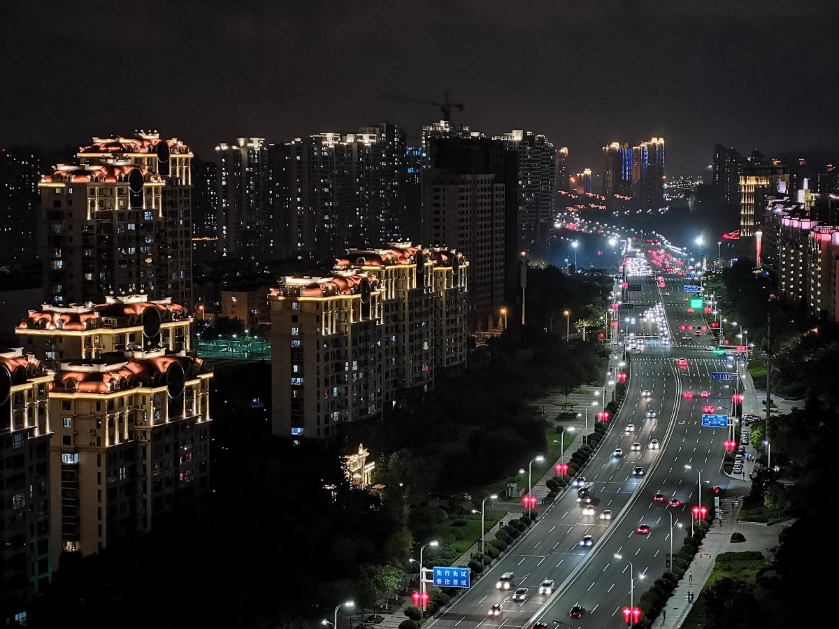 據(jù)中國汽車工業(yè)協(xié)會(huì)發(fā)布的數(shù)據(jù)，2023年1月份汽車產(chǎn)銷分別完成159.4萬輛和164.9萬輛，環(huán)比分別下降33.1%和35.5%，同比分別下降34.3%和35%。