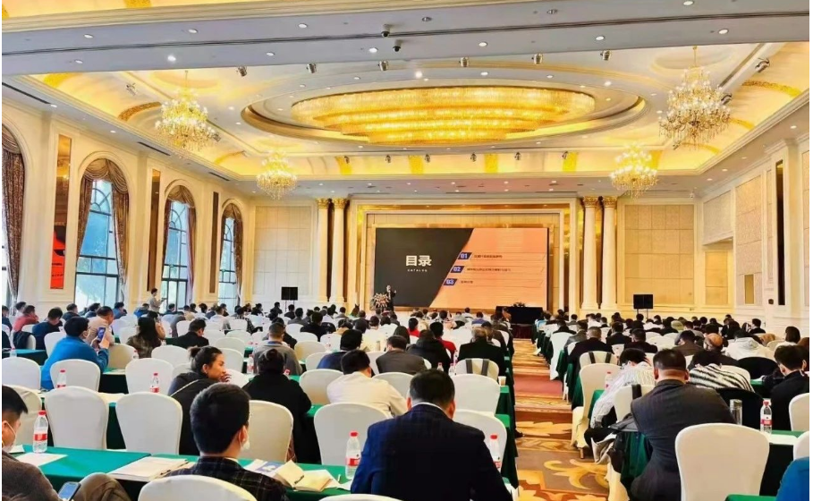 今年三月，2022年全國塑料著色與色母粒學(xué)術(shù)技貿(mào)信息交流會(huì)暨第二十九屆中國色母粒行業(yè)年會(huì)在重慶長壽召開，本次會(huì)議由中國染料工業(yè)協(xié)會(huì)色母粒專業(yè)委員會(huì)主辦、重慶澳彩新材料股份有限公司、蘇州寶麗迪材料科技股份有限公司等18家中外企業(yè)協(xié)辦。吸引了來自全國各地的415名代表參加，涉及到260多家企業(yè)。