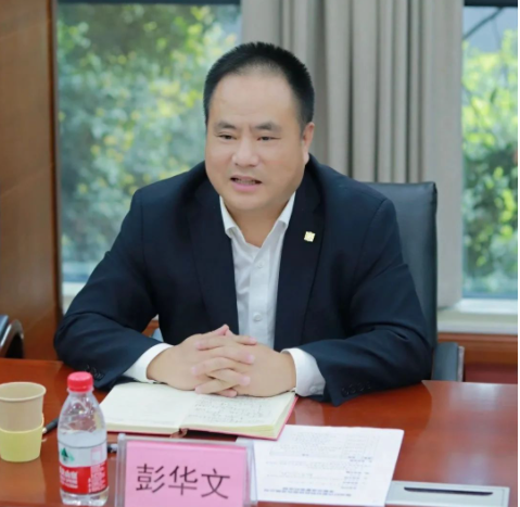彭華文在技術交流會上對TPL國重的科研實力及其對中國軌道交通事業的貢獻表示了肯定，并提出了新的科研設想。他希望雙方能夠加強合作，共同解決行業難題，為人民群眾的生活帶來更多的福利。