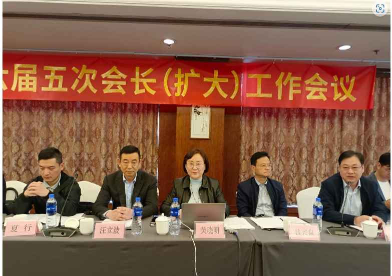 在會(huì)議的征求意見環(huán)節(jié)，大家暢所欲言、統(tǒng)一思想，分享了各自企業(yè)當(dāng)前的情況，并就企業(yè)創(chuàng)新求發(fā)展、練好內(nèi)功、多元化經(jīng)營(yíng)模式等方面提出了各自的想法和建議。大家也就協(xié)會(huì)下步工作計(jì)劃、企業(yè)的需求、難題等展開討論，積極為行業(yè)發(fā)展建言獻(xiàn)策，達(dá)成了共識(shí)，并進(jìn)一步明確了協(xié)會(huì)下步的工作思路。