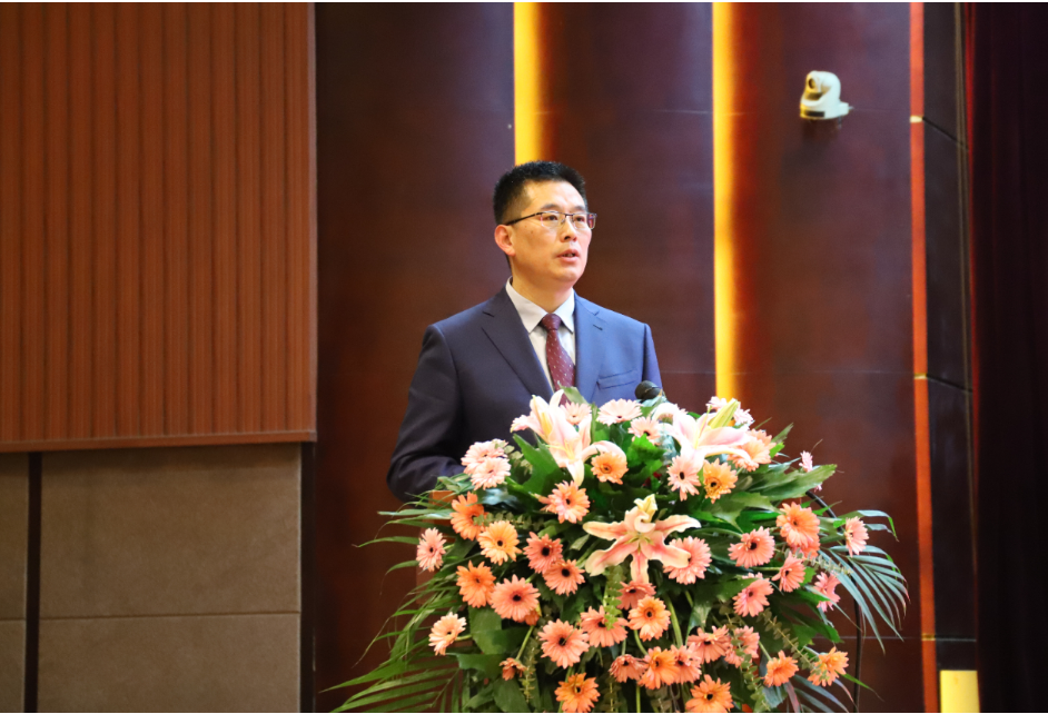 會(huì)上，對(duì)2022年優(yōu)秀供應(yīng)商進(jìn)行了表彰。美晨工業(yè)集團(tuán)董事長(zhǎng)王永剛作總結(jié)講話，回顧了公司近三年的經(jīng)營(yíng)業(yè)績(jī)及發(fā)展成果，對(duì)各位合作伙伴在與美晨同舟共濟(jì)、共克時(shí)艱，所做出的積極努力與突出貢獻(xiàn)表示感謝，并對(duì)合作伙伴在共創(chuàng)共贏、協(xié)作交流、降本增效、精益管理、產(chǎn)能儲(chǔ)備、誠(chéng)信廉潔等方面提出了期許。
