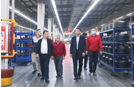 除了參觀棗礦橡膠公司，曹限東還深入全鋼八億橡膠和半鋼豐源輪胎實地交流，了解了生產組織、現場定置、設備運行、員工面貌、物流發貨等。