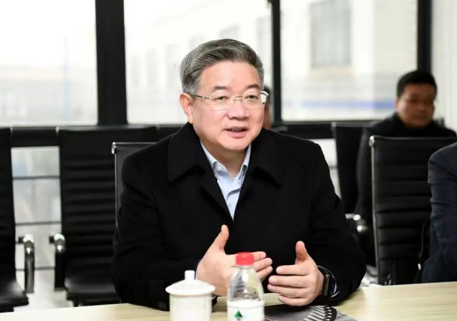 隨后，傅書記一行前往車間現(xiàn)場進(jìn)行參觀，了解企業(yè)產(chǎn)品生產(chǎn)過程。一行人邊走邊看，途中傅書記鼓勵我們要立足自身優(yōu)勢，堅守主責(zé)主業(yè)，加強(qiáng)技術(shù)創(chuàng)新和產(chǎn)品研發(fā)，加快轉(zhuǎn)型發(fā)展步伐。