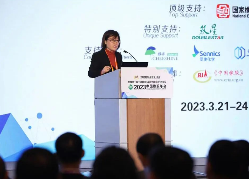 會議伊始，中國橡膠工業(yè)協(xié)會會長徐文英做了2022年中國橡膠工業(yè)協(xié)會工作匯報及2023年工作計劃。徐文英表示，2022年，協(xié)會持續(xù)服務(wù)企業(yè)，解決行業(yè)難點問題，做好企業(yè)與政府的溝通橋梁，并加強協(xié)會內(nèi)部自身建設(shè)。2023年，基礎(chǔ)工作之外，協(xié)會還將積極組織海外考察，推動雙碳目標實施，推動行業(yè)評價體系制定等。徐文英還呼吁要改變觀念，從數(shù)量規(guī)模效益轉(zhuǎn)往質(zhì)量發(fā)展，期待行業(yè)打破邊界，積極跨界協(xié)同，實現(xiàn)共生共榮。