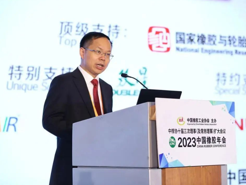 隨后，中國橡膠工業(yè)協(xié)會副會長兼秘書長雷昌純分享了2022年中國橡膠行業(yè)經(jīng)濟運行情況及2023年形勢展望。2022年中國橡膠制品行業(yè)規(guī)上企業(yè)4037家，產(chǎn)業(yè)規(guī)模持續(xù)擴大，利潤率逐漸下滑。2022年橡膠行業(yè)出口交貨值繼續(xù)實現(xiàn)強勁增長，但增幅有所回落，出口率(值)創(chuàng)出新高，全年保持在高位運行。展望2023年，中橡協(xié)輪胎分會預(yù)測，輪胎銷售收入和盈利情況可能會有顯著提升，產(chǎn)業(yè)集中度也會進一步提高。