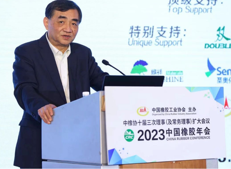 中策橡膠集團股份有限公司董事長、中國橡膠工業(yè)協(xié)會高級副會長沈金榮對2023年中國橡膠行業(yè)形勢進行了分析，并解讀了當前所面臨的難點熱點問題。他指出，中國制造業(yè)由于環(huán)保支出及生產(chǎn)成本的提升，以及天膠關(guān)稅問題遲遲沒有解決，正在喪失“中國制造”的優(yōu)勢。他強調(diào)，中國產(chǎn)業(yè)鏈配套最完整，生態(tài)環(huán)境已經(jīng)發(fā)生了重大變化，從業(yè)者們只能加倍努力，以正面變化沖消負面因素。