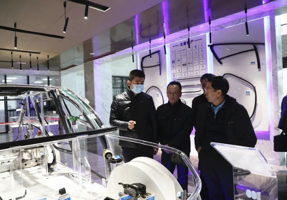 吳衛(wèi)東博士一行先后參觀了建新總部產(chǎn)品展廳，試驗中心(CNAS認可試驗室)，膠管公司，減震、高分子、密封條梅橋工廠，實地考察建新的自動化生產(chǎn)線、智能化生產(chǎn)設(shè)備、橡膠原材料存儲環(huán)境、Audit匹配室及產(chǎn)品的生產(chǎn)工藝和流程等。期待建新繼續(xù)在汽車零部件領(lǐng)域深耕，聚焦主業(yè)實業(yè)，打造成為世界級科研領(lǐng)先的智能生態(tài)系統(tǒng)優(yōu)質(zhì)服務(wù)平臺。
