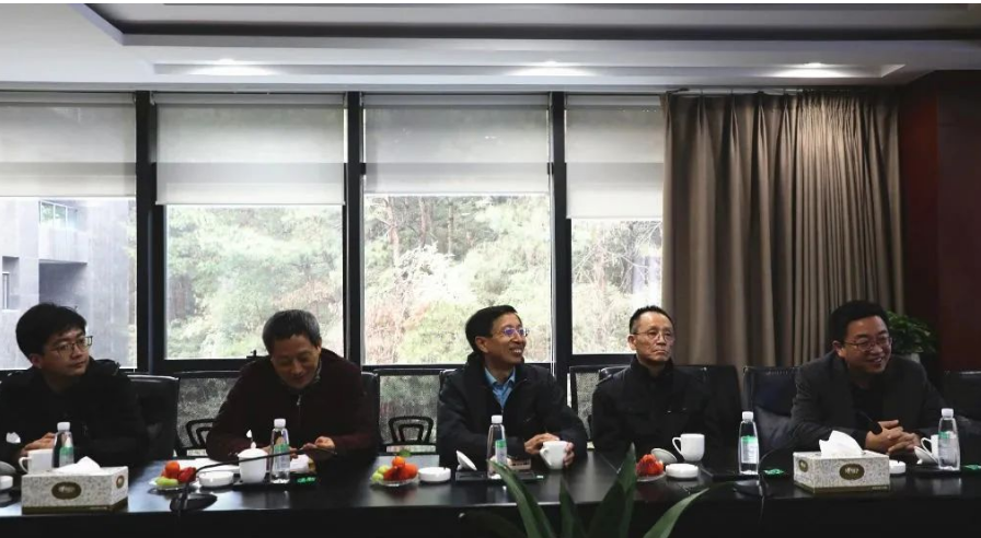 建新工會主席陳春學(xué)表示，建新與高校的產(chǎn)學(xué)研合作項目融洽且取得良好成效，希望后續(xù)與北化的科研團隊進行深入合作。借助科研團隊力量，使建新橡膠材料在配方、性能與新材料應(yīng)用等方面進一步突破與創(chuàng)新，加速推動企業(yè)研發(fā)生產(chǎn)能力再上新臺階，進一步提升行業(yè)核心競爭力。