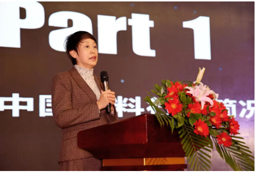 在演講中，孫蓮英呼吁行業(yè)同仁緊抓政策落地，將國家發(fā)展宏偉藍圖轉(zhuǎn)為企業(yè)施工圖，集中力量推動高質(zhì)量發(fā)展。她強調(diào)，調(diào)查研究是謀事之基、成事之道，企業(yè)應(yīng)多調(diào)查、多研究，持續(xù)加強產(chǎn)品創(chuàng)新以及品牌建設(shè)。同時，面對多級挑戰(zhàn)和疫情對經(jīng)濟的影響，企業(yè)可以以“穩(wěn)字當(dāng)頭、穩(wěn)中求進，宏觀政策、擴大需求、改革創(chuàng)新、防范化解風(fēng)險”為基本方針。