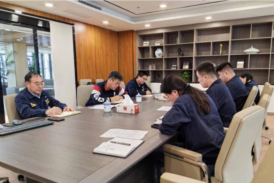 會上，王宏及各研發項目組長就青島黑貓近期的研發進度及新產品的推廣銷售情況展開匯報。魏明充分肯定了青島黑貓研發工作方面的努力，并對青島黑貓新產品表示支持，青島黑貓要充分發揮科技研發實力，為股份公司創造更大利潤價值，實現企業高質量發展新篇章。