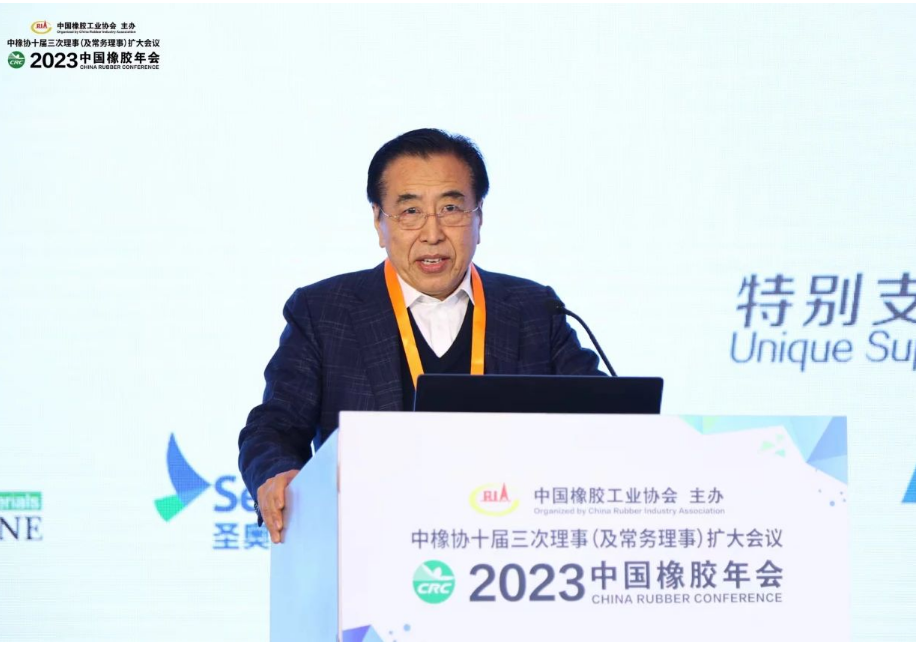 近日，中國橡膠工業協會十屆三次理事(及常務理事)擴大會議在山東青島隆重舉行。會上，中國橡膠工業協會高級副會長、主席團企業執行主席、國家橡膠與輪胎工程技術研究中心主任、賽輪集團股份有限公司黨委書記、名譽董事長袁仲雪作了《企業首先要做好確定的事》的發言報告。