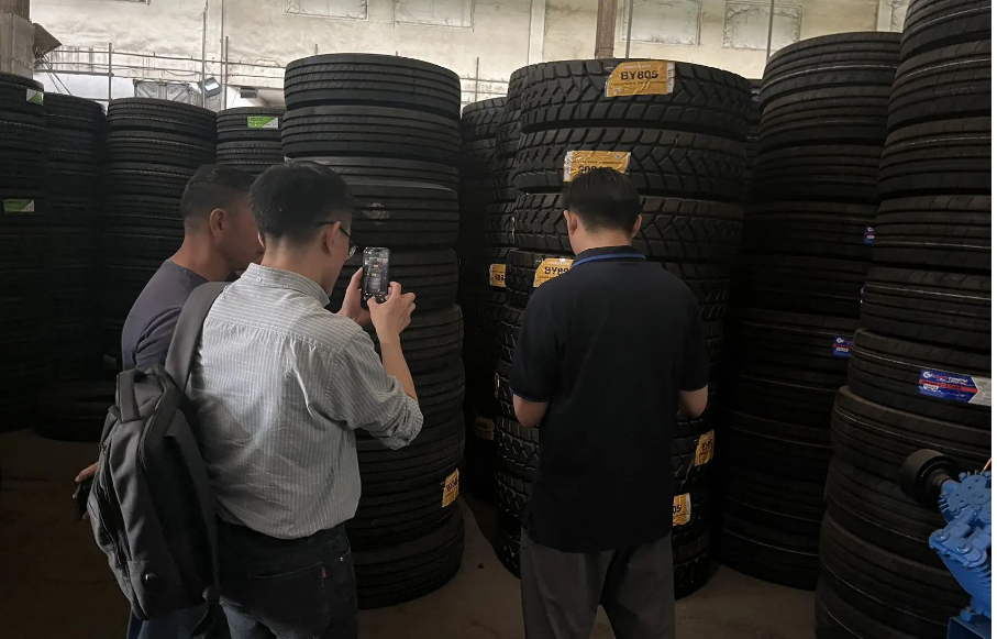 此次的走訪面對面地了解到各個區(qū)域目前的市場現(xiàn)狀和客戶經(jīng)營狀況，為后續(xù)的工作開展指明了方向。銷售人員每到達一個市場后在當(dāng)?shù)亟?jīng)銷商的配合下進行二級客戶以及終端客戶的走訪交流工作，全方位交流仔細(xì)記錄每個細(xì)節(jié)點，對現(xiàn)有市場常規(guī)性產(chǎn)品的使用表現(xiàn)和市場新增產(chǎn)品需求點、現(xiàn)有合作過程中出現(xiàn)的問題以及后續(xù)合作的規(guī)劃方向開展了針對性市場的調(diào)研工作。