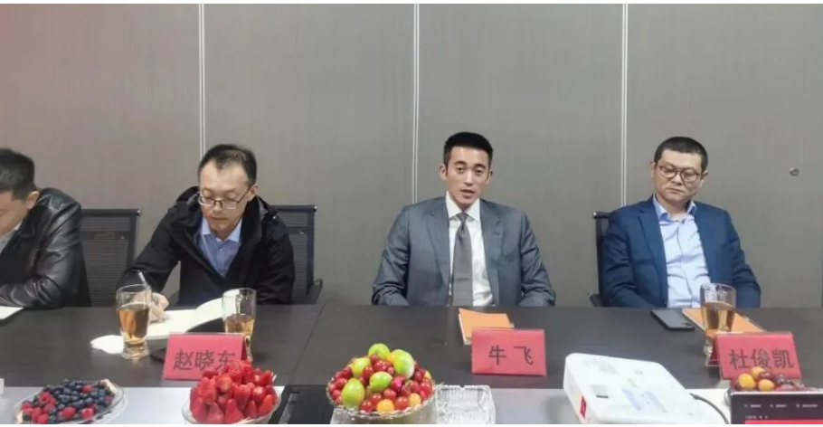 在張緒艮的陪同下，牛飛一行參觀了企業(yè)輪胎倉(cāng)庫(kù)及辦公樓。隨后，雙方在會(huì)議室，進(jìn)行有關(guān)座談交流。