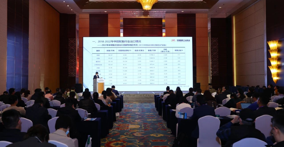 中國橡膠工業協會主辦的“2023中國橡膠年會”進入第二天議程。會上，五位發言人就市場縱覽主題進行了精彩的報告。內容涉及我國乘用車替換胎市場需求增速、新能源車滲透率、歐盟及英國TBR“雙反”復審應對、全球OTR輪胎市場展望等。