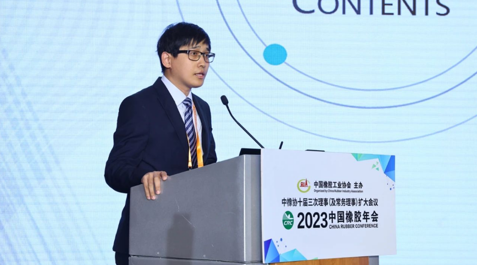此外，中國橡膠工業協會信息會展部主管張祥龍也作了報告。他介紹了近五年來，我國輪胎、膠管膠帶、炭黑和白炭黑等產品，出口主要國家的金額、重量和均價，以及同比變化情況。同時，介紹了2022年中國上述產品出口RCEP國家的情況。