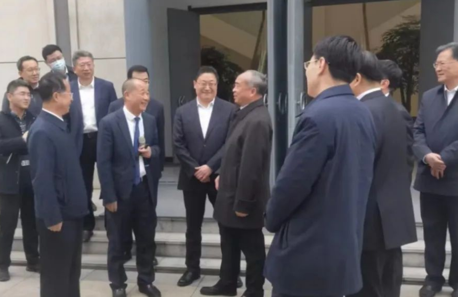此外，林武書記強調，要著力營造一流營商環(huán)境，為企業(yè)和園區(qū)的發(fā)展提供優(yōu)質高效服務。他表示，安全生產責任重于泰山，企業(yè)要扛牢主體責任，嚴格落實安全生產各項制度要求。在此次調研中，還有省委常委、秘書長張海波，省直有關部門主要負責同志參加，新區(qū)工委書記孫永紅、董家口管委主任楊亦武、金能科技董事長秦慶平等陪同觀摩。