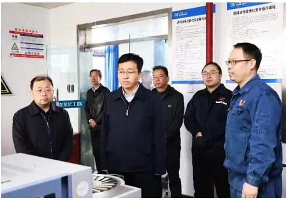 段堯剛、柴哲一行先后參觀了龍星化工股份有限公司發(fā)展規(guī)劃展廳、中央控制中心、實驗中心、炭黑及白炭黑生產線、中豪熙湖——龍星公園等地，并召開座談會。座談會上，龍星化工股份有限公司相關負責人介紹了企業(yè)概況及山西龍星碳基新材料循環(huán)經濟產業(yè)項目進展情況，與會人員就加快項目建設進度進行了發(fā)言。