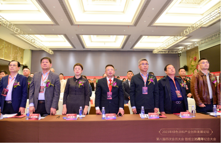 會議圍繞福建省產(chǎn)業(yè)政策法規(guī)、綠色涂料企業(yè)轉(zhuǎn)型升級、上下游產(chǎn)業(yè)有效融合、行業(yè)綠色發(fā)展等話題展開討論。會上，福建省涂料工業(yè)協(xié)會積極打造“中國仿石涂料基地”名片，開展產(chǎn)業(yè)鏈融合創(chuàng)新，引領(lǐng)中國仿石涂料行業(yè)健康可持續(xù)發(fā)展，在仿石涂料的上下游產(chǎn)業(yè)鏈進行研發(fā)、生產(chǎn)、營銷、施工應(yīng)用、施工培訓(xùn)整合并制定相應(yīng)標(biāo)準(zhǔn)。