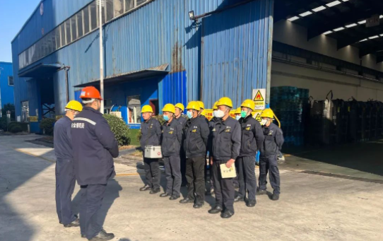 為進一步強化應急預案保障措施的落實，提高企業應對安全生產事故和突發性事件的能力，教育一線員工如何正確、準確、迅速處理突發事件。濟寧黑貓在儲運中心開展機械傷害事故應急演練。