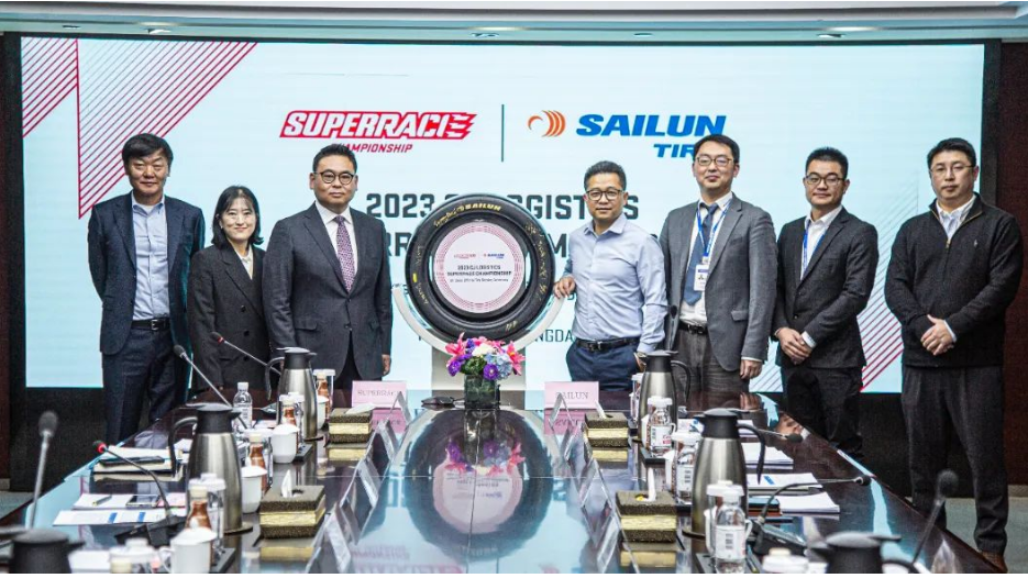 賽輪集團(tuán)與韓國SUPERRACE公司在青島舉行“2023年CJ LOGISTIC SUPERRACE CHAMPIONSHIP”賽事簽約儀式，賽輪集團(tuán)成為韓國最大賽事“CJ SUPERRACE GT CLASS”的獨(dú)家輪胎供應(yīng)商，這標(biāo)志著賽輪集團(tuán)賽事胎在國際化市場的開拓上邁出了堅實(shí)的一步。