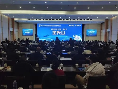 邵文林表示，當前，寶勝正大力推進“8+8”立體式營銷體系建設，將產品經銷作為企業營銷模式的重要組成部分，持續完善渠道銷售網絡建設。未來，寶勝股份將多措并舉服務好新老經銷商朋友，進一步優化經銷政策，構建數智化供應鏈系統，提供更多優質產品和服務。