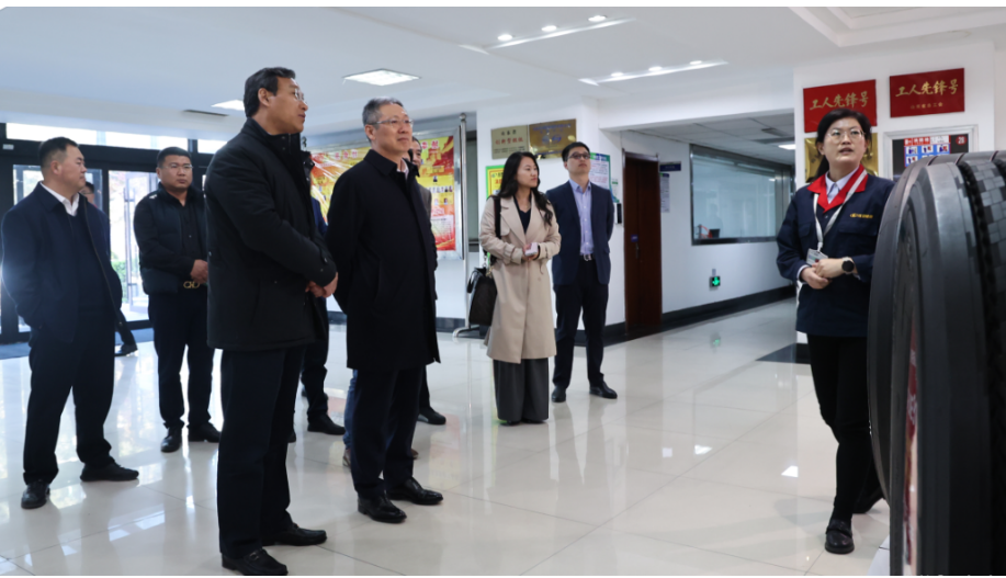 會后，胡漢杰一行還參觀了玲瓏中亞輪胎試驗場和研究總院，深入了解了玲瓏輪胎在技術研發、質量管理等方面的實力。