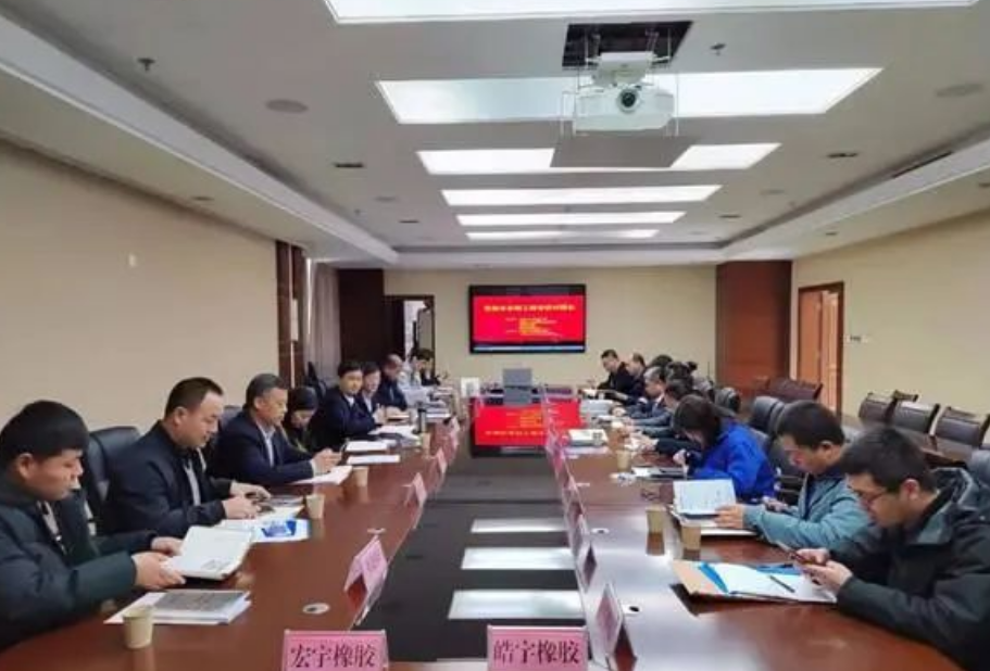 東營市人社局、東營市工信局、東營職業(yè)學(xué)院和東營科技職業(yè)學(xué)院聯(lián)合召開了“輪胎企業(yè)招工政企校對(duì)接會(huì)”，這是該市今年以來的首場專項(xiàng)對(duì)接活動(dòng)。此次活動(dòng)旨在幫助解決該市橡膠輪胎企業(yè)的用工問題。