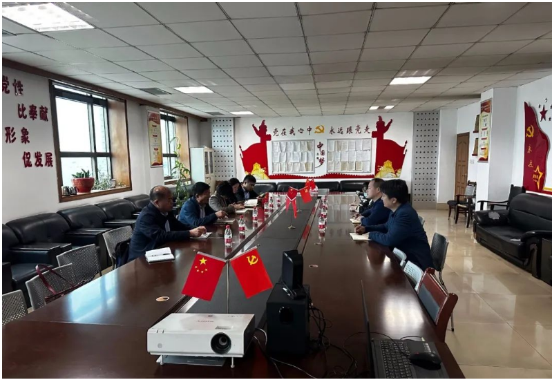 在此基礎(chǔ)上，該市兩家職業(yè)學(xué)院負(fù)責(zé)招生就業(yè)的同志與11家有用工需求的企業(yè)進(jìn)行面對(duì)面的現(xiàn)場對(duì)接。雙方進(jìn)行了逐一的雙向選擇，共達(dá)成用工需求意向533個(gè)，為企業(yè)用工提供了精準(zhǔn)服務(wù)。