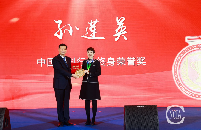 在會(huì)議上，中國(guó)涂料工業(yè)協(xié)會(huì)名譽(yù)會(huì)長(zhǎng)孫蓮英，獲得中國(guó)涂料工業(yè)協(xié)會(huì)頒發(fā)的涂料行業(yè)終身榮譽(yù)獎(jiǎng)。孫蓮英自2009年起連續(xù)13年掌舵涂料行業(yè)這艘巨輪乘風(fēng)破浪、揚(yáng)帆遠(yuǎn)航。在中國(guó)涂料工業(yè)的百年發(fā)展史上，這是值得濃墨重彩記錄的一筆。