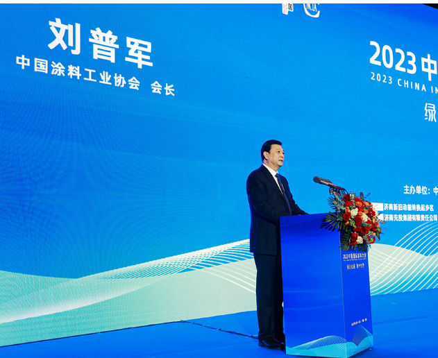 劉普軍指出，過去的一年，國際形勢復(fù)雜多變，世紀疫情反復(fù)延宕，經(jīng)濟復(fù)蘇動力不足，面對多重困難和嚴峻考驗，中國涂料人沉著應(yīng)對，勇毅前行，成功實現(xiàn)中國連續(xù)14年穩(wěn)居全球涂料生產(chǎn)和消費大國第一位，涂料總產(chǎn)值超過4500億元，其上下游輻射相關(guān)行業(yè)產(chǎn)值高達4.5萬億元，充分表明涂料產(chǎn)業(yè)在我國社會經(jīng)濟發(fā)展中所起的作用舉足輕重，交出了一份令國人滿意、世人矚目的圓滿答卷。
