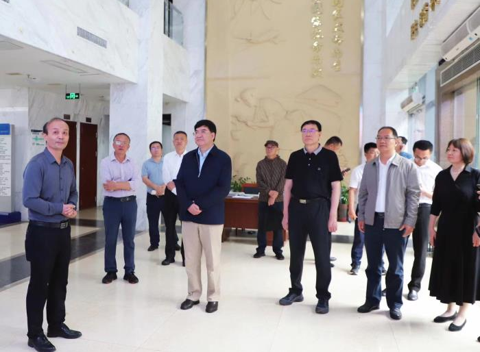 云南省政協(xié)副主席李學(xué)林一行到橡膠所調(diào)研了解海南省天然橡膠產(chǎn)業(yè)發(fā)展情況。中國(guó)熱科院副院長(zhǎng)張以山陪同調(diào)研。