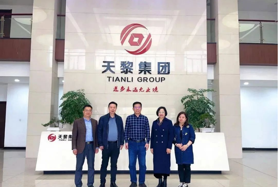 在交流中，李會(huì)長(zhǎng)強(qiáng)調(diào)，這次協(xié)會(huì)走基層，訪實(shí)情，共發(fā)力的調(diào)研活動(dòng)到武漢華中強(qiáng)化輪胎公司后感觸頗深，感謝華中強(qiáng)化輪胎公司為協(xié)會(huì)和市場(chǎng)輪胎循環(huán)利用作出的努力和貢獻(xiàn)。