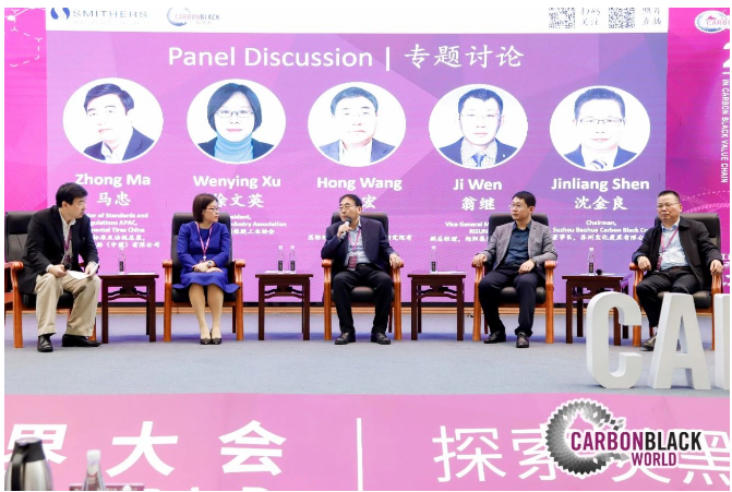 會議開始,大會邀請行業(yè)、炭黑上下游企業(yè)代表參加主題為“‘3060’雙碳目標(biāo)的背景下,炭黑行業(yè)上下游合作”的專題討論。中國橡膠工業(yè)協(xié)會會長徐文英、青島黑貓新材料研究院有限公司總經(jīng)理王宏、旭陽集團(tuán)營銷化工事業(yè)部副總經(jīng)理翁繼、蘇州寶化炭黑有限公司董事長沈金良參加討論。該環(huán)節(jié)由大陸馬牌輪胎(中國)有限公司亞太區(qū)標(biāo)準(zhǔn)及法規(guī)總監(jiān)馬忠主持。 會議開始,大會邀請行業(yè)、炭黑上下游企業(yè)代表參加主題為“‘3060’雙碳目標(biāo)的背景下,炭黑行業(yè)上下游合作”的專題討論。中國橡膠工業(yè)協(xié)會會長徐文英、青島黑貓新材料研究院有限公司總經(jīng)理王宏、旭陽集團(tuán)營銷化工事業(yè)部副總經(jīng)理翁繼、蘇州寶化炭黑有限公司董事長沈金良參加討論。該環(huán)節(jié)由大陸馬牌輪胎(中國)有限公司亞太區(qū)標(biāo)準(zhǔn)及法規(guī)總監(jiān)馬忠主持。