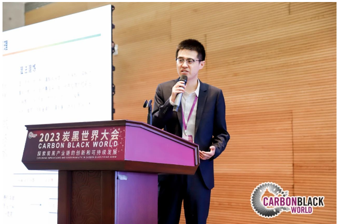 青島黑貓?zhí)亢谘邪l(fā)主任工程師、高級工程師安魯作了以《炭黑/橡膠納米復(fù)合母膠在輪胎中的應(yīng)用》的報(bào)告。 青島黑貓?zhí)亢谘邪l(fā)主任工程師、高級工程師安魯作了以《炭黑/橡膠納米復(fù)合母膠在輪胎中的應(yīng)用》的報(bào)告。