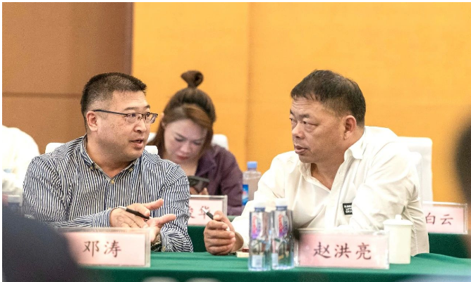 利通科技董事長趙洪亮首先對利通科技二十年來的發(fā)展歷程及未來十年的戰(zhàn)略規(guī)劃進行了講解與解讀。董事長表示，利通科技將圍繞國內(nèi)外市場推動實施品牌發(fā)展戰(zhàn)略，從市場渠道、人才儲備、產(chǎn)品集成、技術創(chuàng)新等方面實現(xiàn)“由基礎到先進，由先進到卓越”跨越式的發(fā)展。
