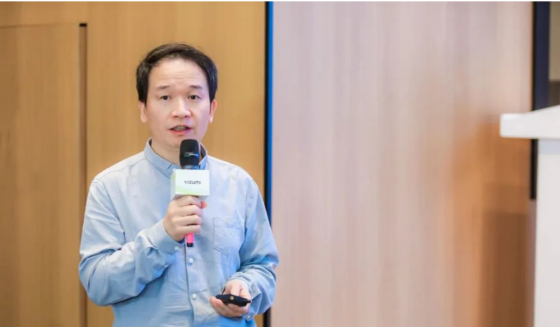 華南理工大學(xué)材料學(xué)院院長郭寶春帶來了《可重復(fù)加工橡膠的設(shè)計(jì)和制備》的報(bào)告。他介紹了兼顧增強(qiáng)和可重復(fù)加工的動(dòng)態(tài)共價(jià)交聯(lián)橡膠的設(shè)計(jì)，包括界面可交換鍵、動(dòng)態(tài)共價(jià)鍵/動(dòng)態(tài)弱鍵等雙交聯(lián)設(shè)計(jì)，指出動(dòng)態(tài)共價(jià)交聯(lián)橡膠為可重復(fù)加工橡膠的設(shè)計(jì)提供了重要機(jī)遇。